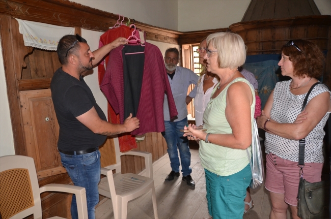 Antalya'nın "düğmeli evler"i turistlerden ilgi görüyor